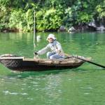 Anziana floating village Baia di Halong Vietnam