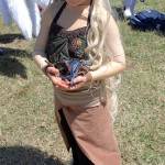 Una giovanissima cosplayer nel suolo di Daenerys Targaryen