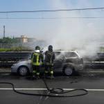 Un'autovettura in fiamme è il motivo del traffico che in questi momenti blocca il raccordo autostradale per Castellammare e costiera. Le foto