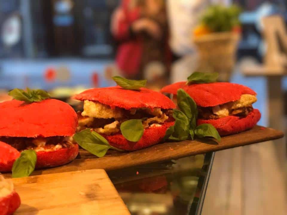 Dalla follia dello Chef Matto Rino De Feo nasce il Burger Lasagna,un panino nato per l'offerta culinaria di Mister Lasagna a Londra