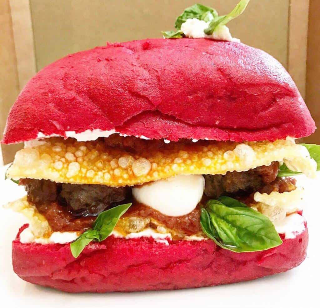 Dalla follia dello Chef Matto Rino De Feo nasce il Burger Lasagna,un panino nato per l'offerta culinaria di Mister Lasagna a Londra