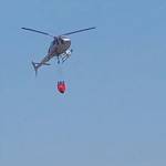 E' in atto in questo momento un vasto incendio a Gragnano. Sono due gli elicotteri della protezione civile in azione. Foto e Video
