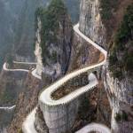 Nella Cina nord occidentale sulla cima del Monte Tianmen si trova la cosiddetta Porta del Paradiso. Scopriamola!