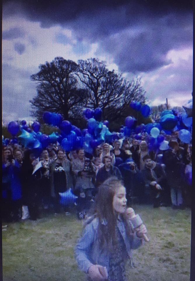 Ieri pomeriggio, centinaia di palloncini viola e blu sono stati lasciati andare in cielo in segno di estremo saluto al piccolo Alfie Evans.