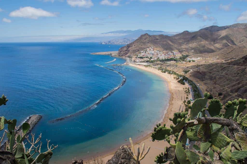 Tenerife è l'isola più grande e gettonata dell’arcipelago canario. Clima tropicale caldo, è la meta ideale per una vacanza di sole, mare e ...