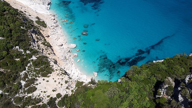 Non si può non parlare della Sardegna senza pensare alla sua natura così selvaggia e alle sue calette incontaminate. Ecco alcune cale da non perdere!