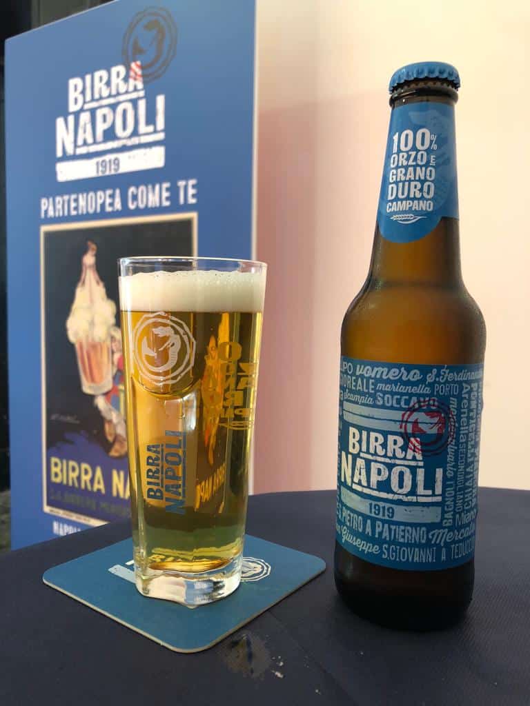 Peroni torna a produrre a Napoli e rilancia la storica birra Napoli.Etichetta azzurra e con l'indicazione di tutti i quartieri della città