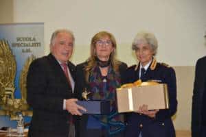 Il premio alla preside dell’Istituto Morano di Caivano Eugenia Carfora