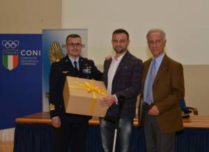 l premio al nuotatore Armando Marco Iannuzzi ufficiale del ruolo d’onore dell’Aeronautica Militare