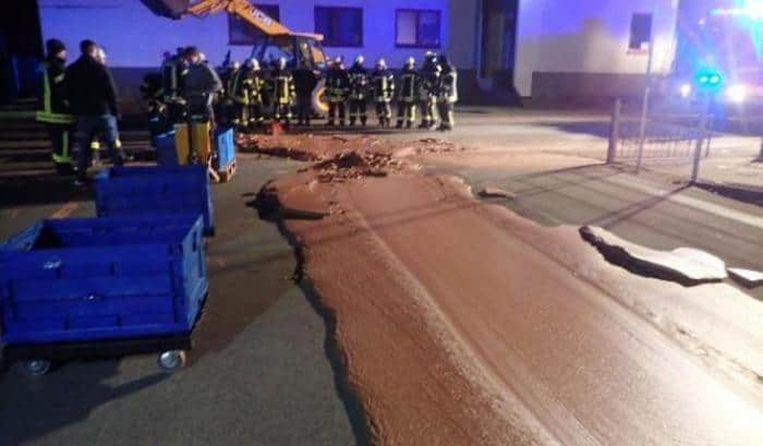 A causa di un guasto in una cisterna, la società DreiMeister ha perso una tonnellata di cioccolata al latte che è finita in strada