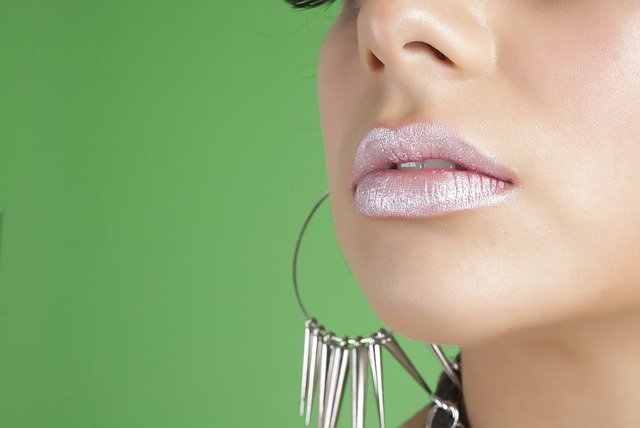 La tinta labbra ha acquistato un crescente successo fra il pubblico femminile, perché? E, soprattutto, è meritato? Scopri tutti i pro e i contro.