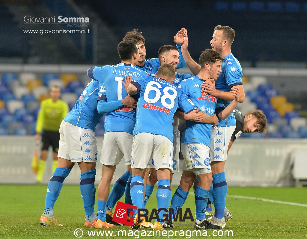 Il Napoli supera l'Empoli e passa il turno di Coppa Italia dopo un match emozionante e ricco di gol, risolto da Petagna in mischia. Le foto.