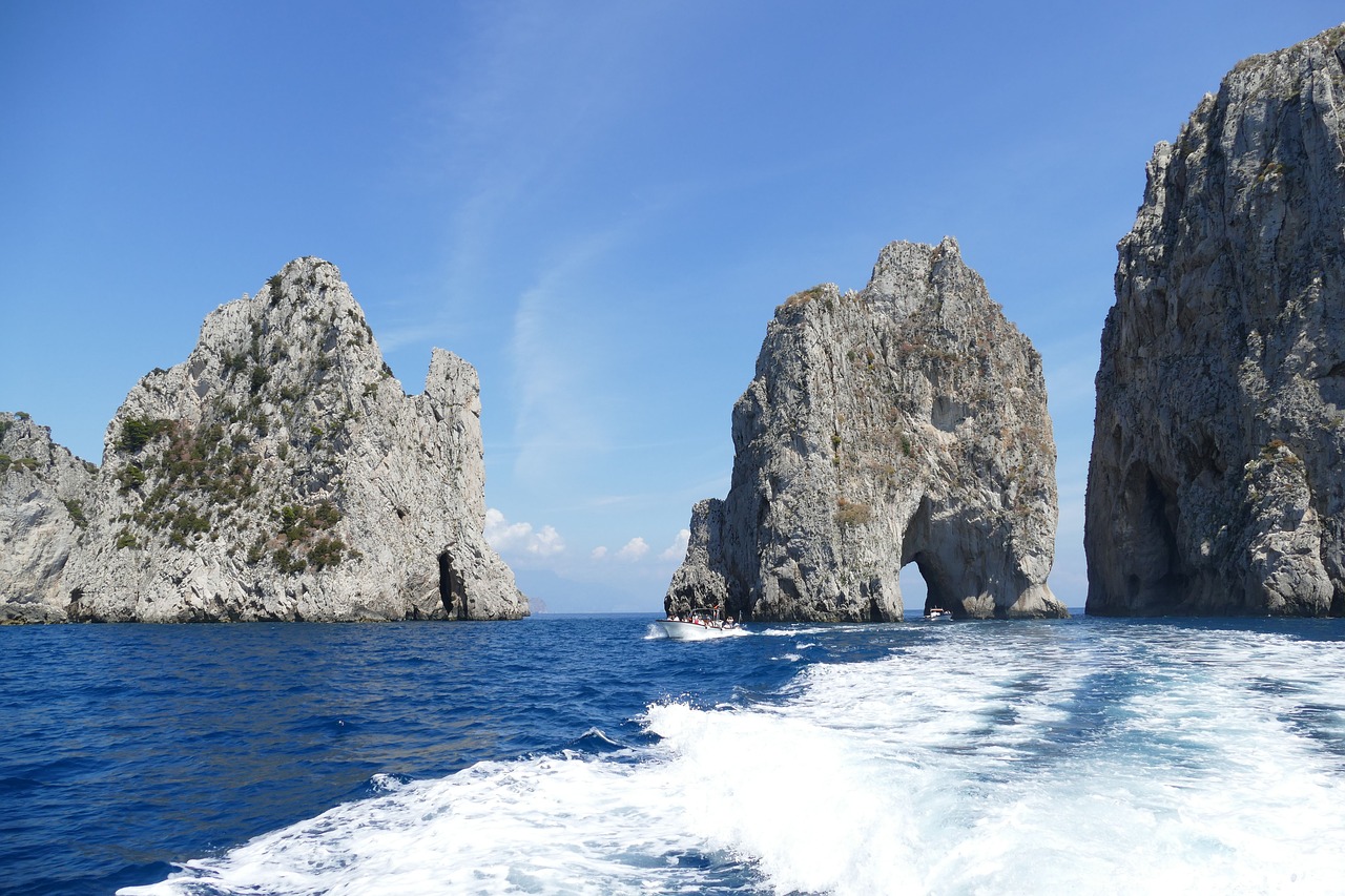 Napoli incanta come nessun'altra destinazione europea. A pochi chilometri da Napoli l’isola più iconica del glamour e del lifestyle: Capri
