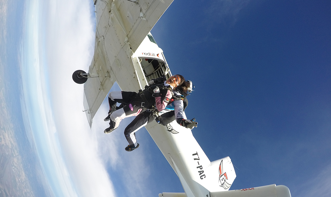 L’esperienza del lancio con il paracadute in tandem è un'attività alla portata di tutti. Basta un pò di coraggio e via!