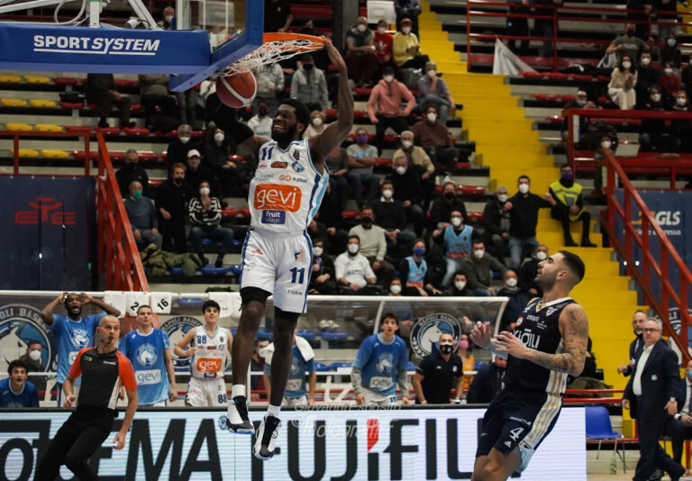 La Gevi Napoli Basket cede alla Fortutudo Kigili Bologna  per 86 a 89, nonostante un gigantesco Jordan Parks