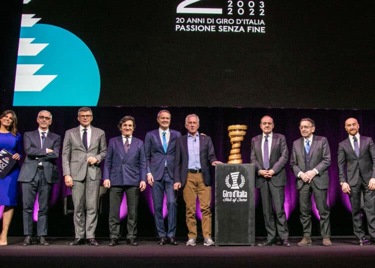 Ieri è stata presentata una nuova maglia azzurra ed è stato decretato Gianni Motta vincitore della Hall of Fame del Giro d'Italia 2022.