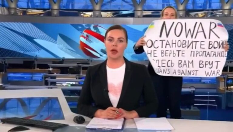 Arrestata la giornalista russa che ha fatto irruzione al TG