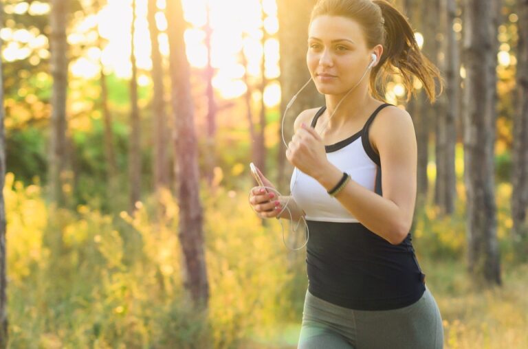 L'abbigliamento ideale per la corsa dipende da diversi fattori: stagione, livello del runner e personali reazioni clima: i giusti consigli.