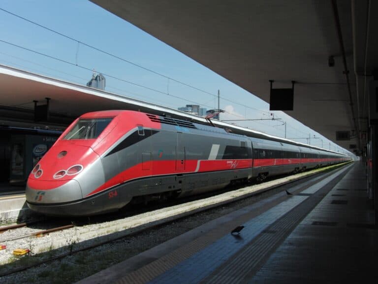 Faenza, scontro tra Frecciarossa e regionale, almeno 17 feriti