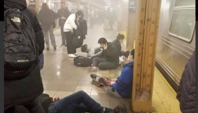 New York, sparatoria nella metropolitana, 13 feriti. E’ caccia all’uomo (Video)