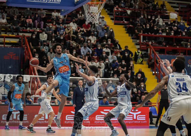 I troppi errori sui tiri liberi, affondano la Gevi Napoli Basket che perde con la Germani Brescia per 68-70