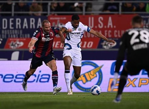 L'Inter segna in avvio, subisce il goal di Arnautovic e smette di giocare; il Bologna riesce a vincere grazie a uno svarione di Radu.