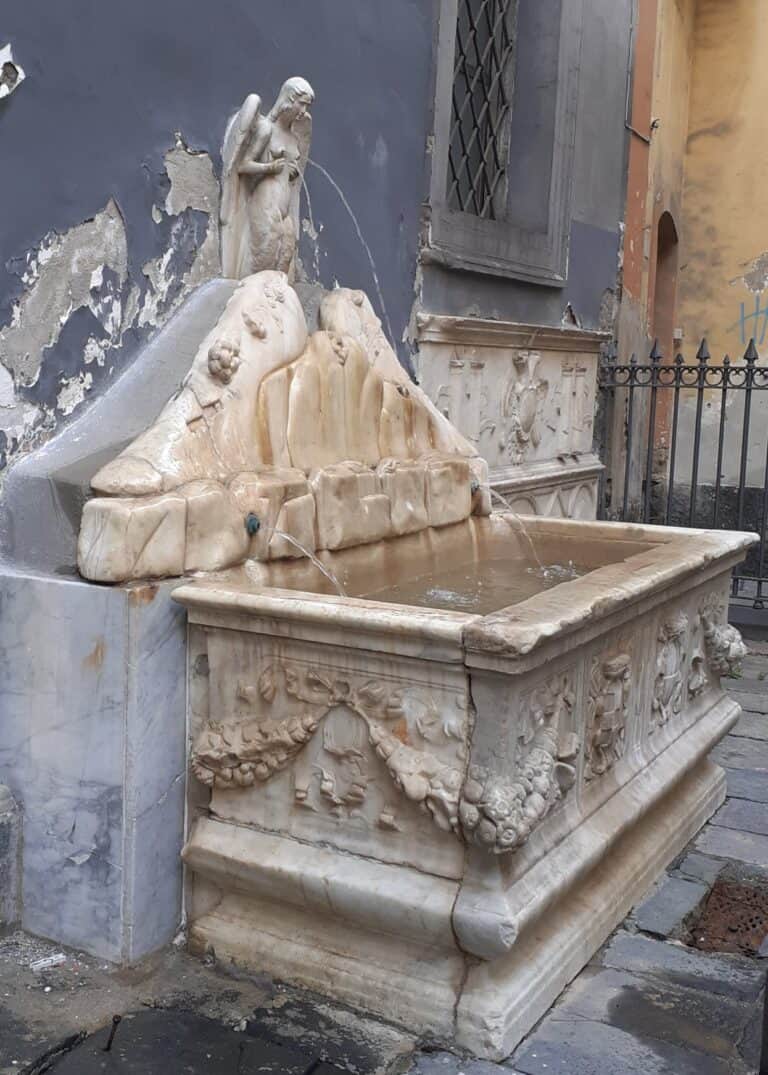 A Napoli una fontana unica, quella della Spinacorona