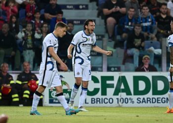 Nel posticipo della penultima giornata del campionato di Serie A l'Inter batte 3-1 il Cagliari; lo Scudetto si decide tra 7 giorni.