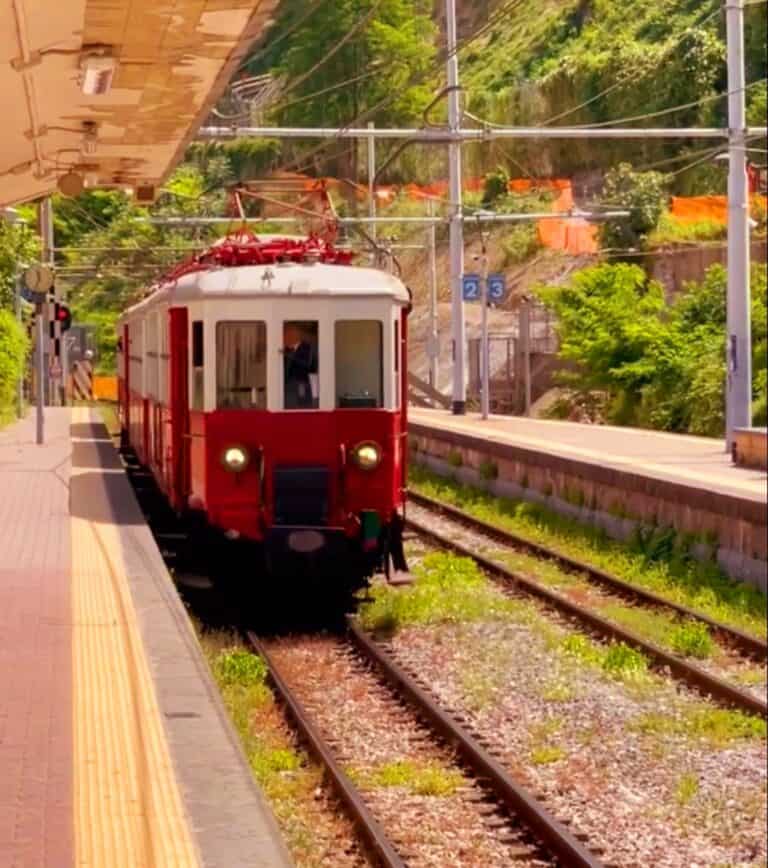 In viaggio sul Treno Caruso da Napoli a Castellammare