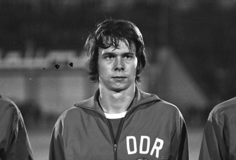 ADN-ZB / Mittelstädt / 22.10.73
Berlin: Spieler der DDR-Fußball-Nationalmannschaft
Jürgen Sparwasser (1. FC Magdeburg, 25 Jahre, 25 Länderspiele).