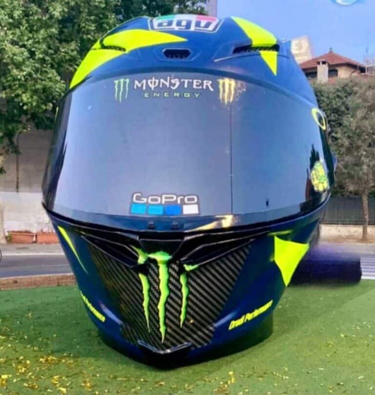 Pesaro, un “casco da leggenda”. Omaggio a Valentino Rossi