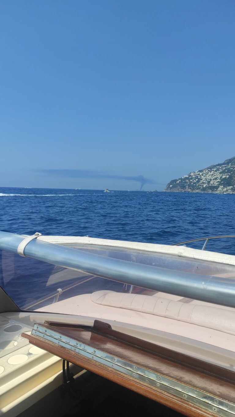 Barca in fiamme al largo dell’isola Li Galli