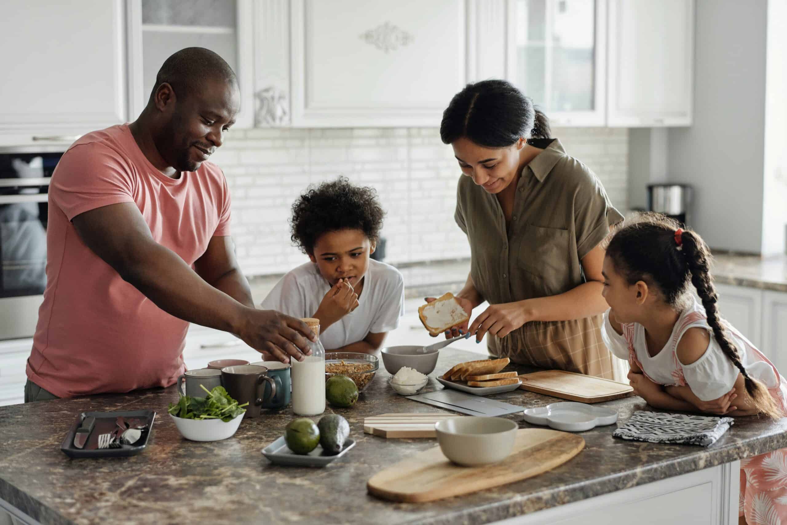 Cucinare può aiutare a rilassare la mente, a scaricare lo stress: ecco la cooking therapy per le singole persone e per tutta la famiglia
