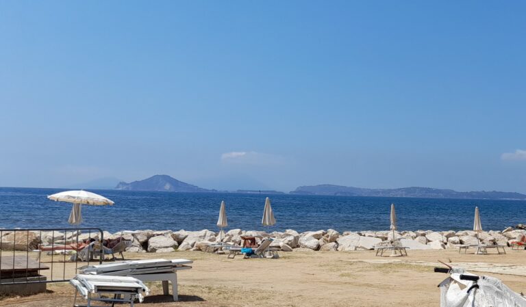 Cadavere ritrovato davanti alla scogliera dell’arenile