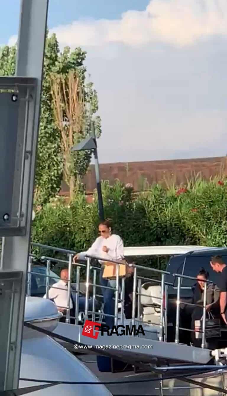 Jennifer Lopez fa tappa a Marina di Stabia (foto)