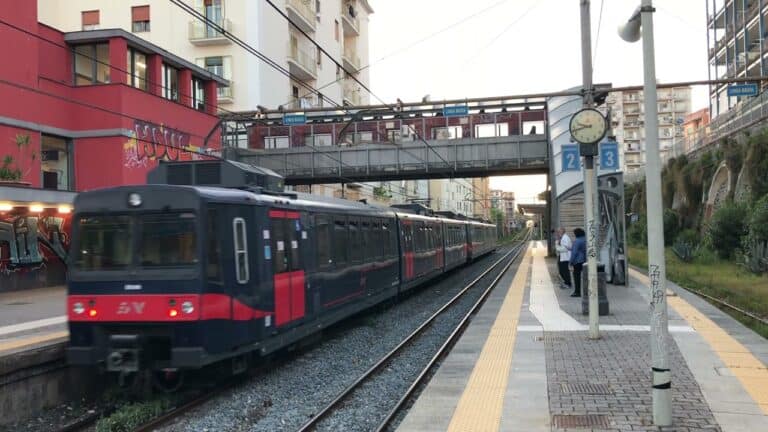 Aumento trasporti pubblici in Campania: pendolari in protesta