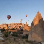 A Goreme in Cappadocia (Turchia), le mongolfiere assumono una dimensione fiabesca, perché il paesaggio è unico. (video e foto)