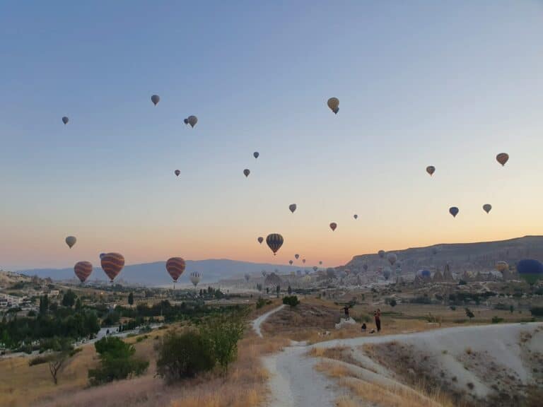 A Goreme in Cappadocia (Turchia), le mongolfiere assumono una dimensione fiabesca, perché il paesaggio è unico. (video e foto)