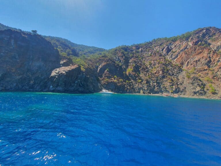 Siamo a Susuada, nei pressi di Antalya in turchia. Il nome Costa Turchese rispecchia davvero il colore cangiante delle acque (video e foto)