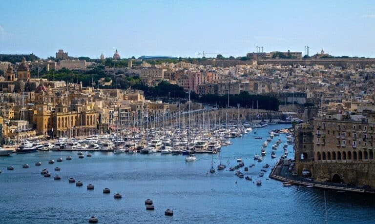 Malta è diventata nel tempo, oltre che un posto incantevole per le vacanze estive, il punto nevralgico del gioco d’azzardo europeo. I motivi.