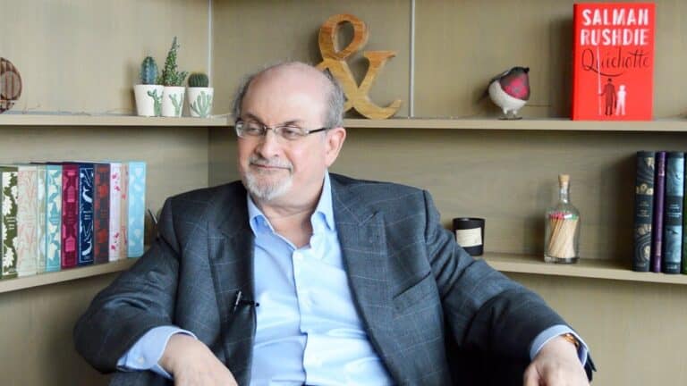 Lo scrittore Salman Rushdie in condizioni critiche: rischia di perdere un occhio