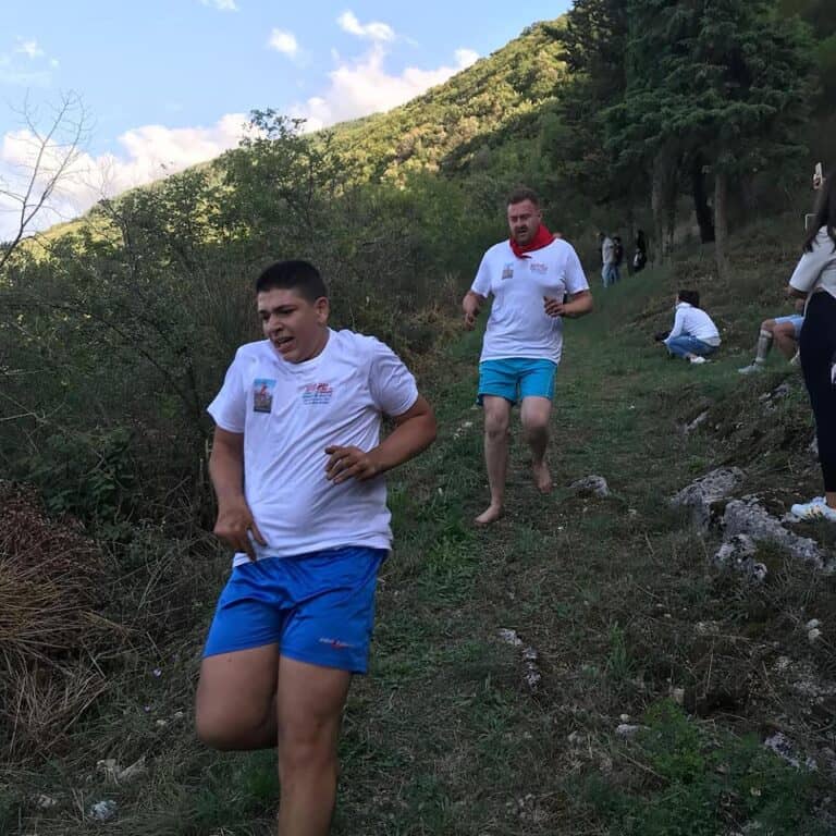 Runners a piedi nudi su sassi e rovi