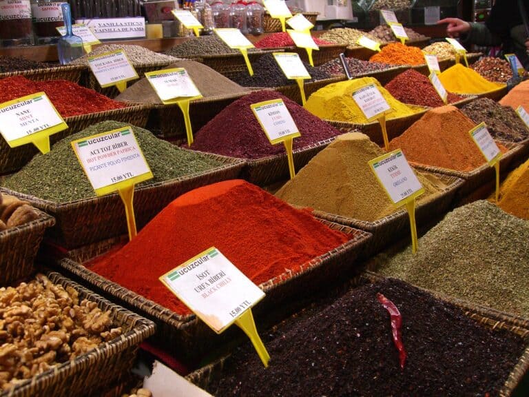 Il Bazaar delle Spezie di Istanbul è un vortice di colori ed esperienze sensoriali. Un'esperienza tutta da vivere nella capiale turca.