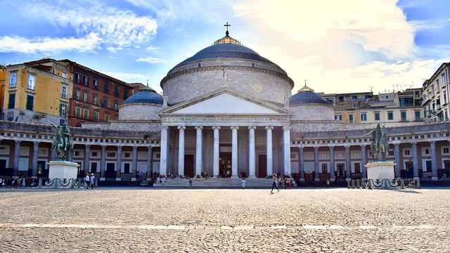 Le chiese napoletane rappresentano un enorme e singolare patrimonio artistico, architettonico, spirituale e storico.