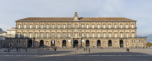 Visitato ogni anno da milioni di turisti, il Palazzo Reale di Napoli è uno dei luoghi simbolo della città.