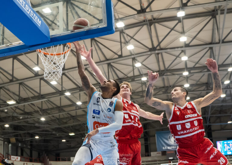 La Gevi Napoli Basket riesce a mantenere le distanze e vince contro la UnaHotels Reggio Emilia 73-67