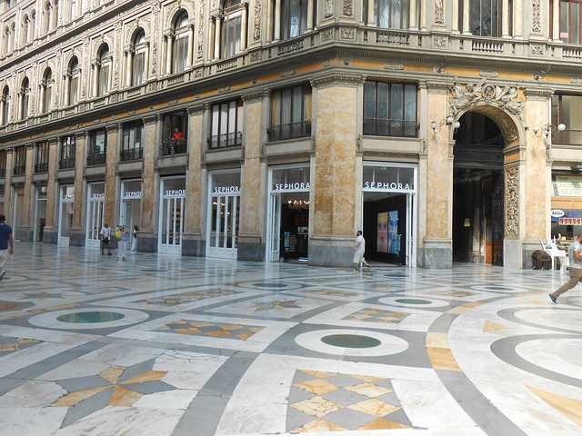 Tra i monumenti architettonici più belli della città di Napoli, la Galleria Umberto I è una delle gallerie più famose ed importanti d'Italia.