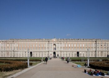 Si tratta della residenza reale più grande al mondo. La reggia di Caserta rappresenta il trionfo del barocco italiano.