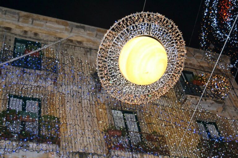 Anche quest’anno Salerno verrà illuminata dalle sue famose luminarie natalizie. Sarà possibile ammirarle da inizio dicembre.