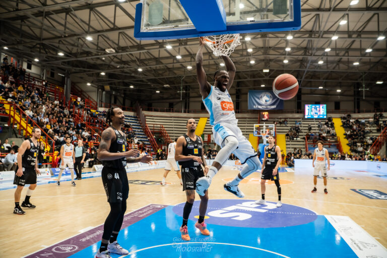 Impresa della Gevi Napoli Basket che batte la Dolomiti Energia Trentino per 69-58